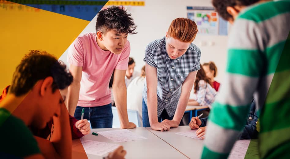 Étudiants travaillant ensemble