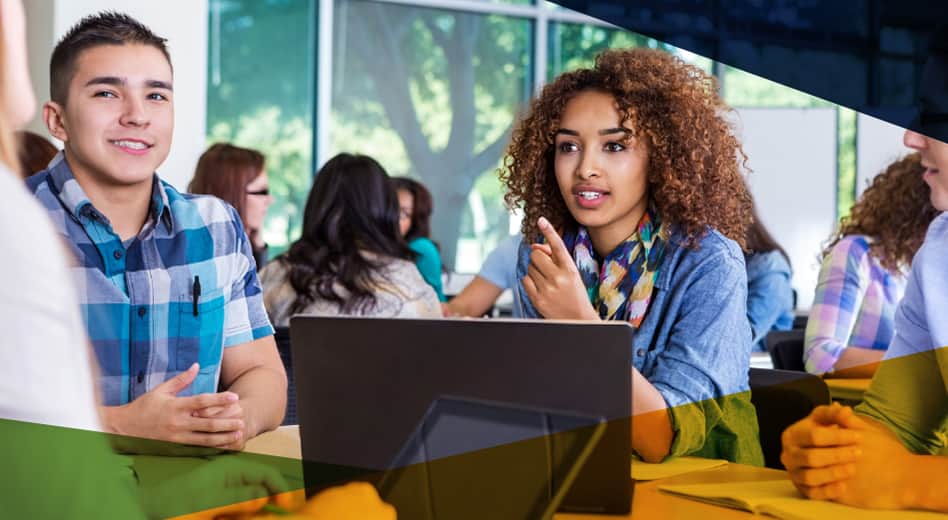 Alunos trabalhando juntos em um computador