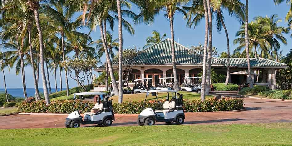 Carritos de golf estacionados afuera de un club de campo