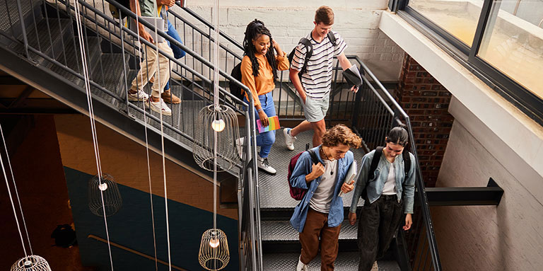 Studenti che scendono le scale