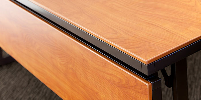Cleaning Linenless & Laminate Tables