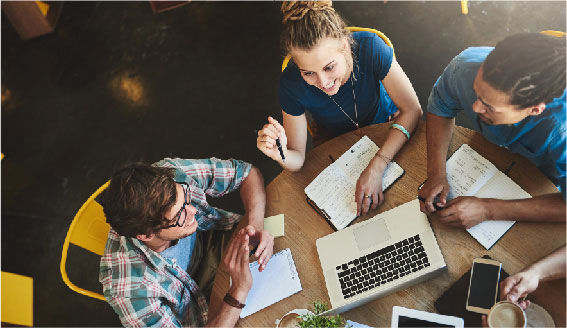 Grupo de estudiantes trabajando juntos