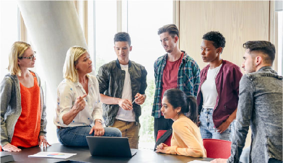 Insegnante che insegna ad un gruppo di studenti