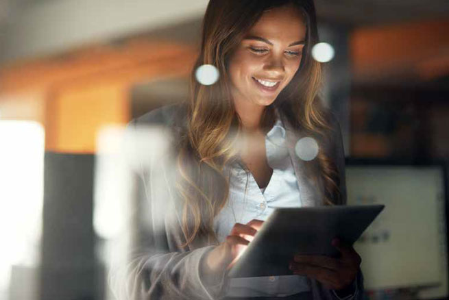 Mujeres trabajando en tableta