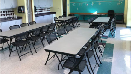 Chaises et tables pliantes dans la chambre