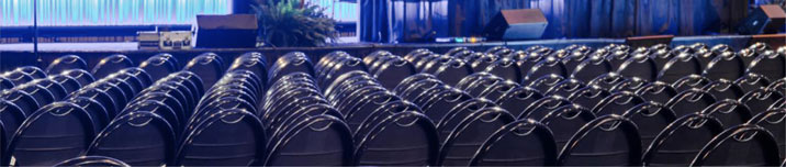 Installation de chaises pliantes lors d'un événement