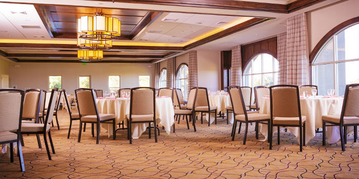 Chaises de banquet dans la salle à manger