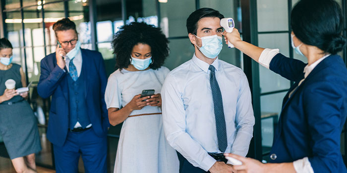 Persone che si fanno controllare la temperatura