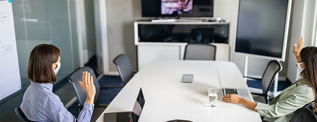 Duas garotas em uma reunião no trabalho