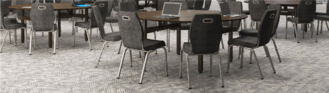 Chaises de la série Eon autour des tables