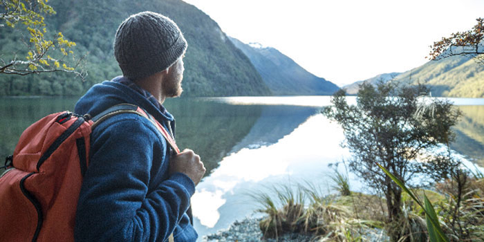 Uomo che fa un'escursione sul lago