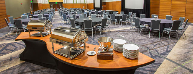 Installation de tables et de chaises dans la salle du buffet