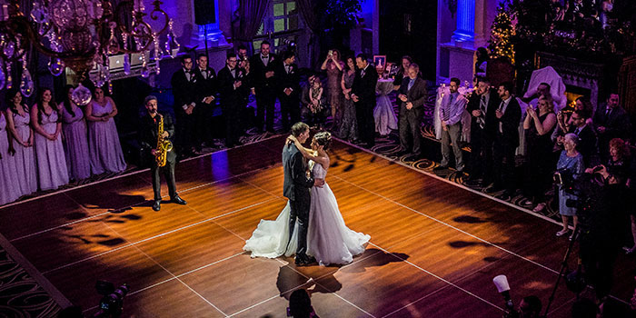 Pareja casada bailando en una pista de baile portátil