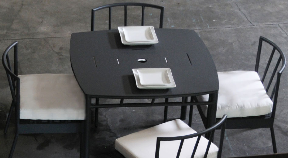 4 chaises autour d'une table