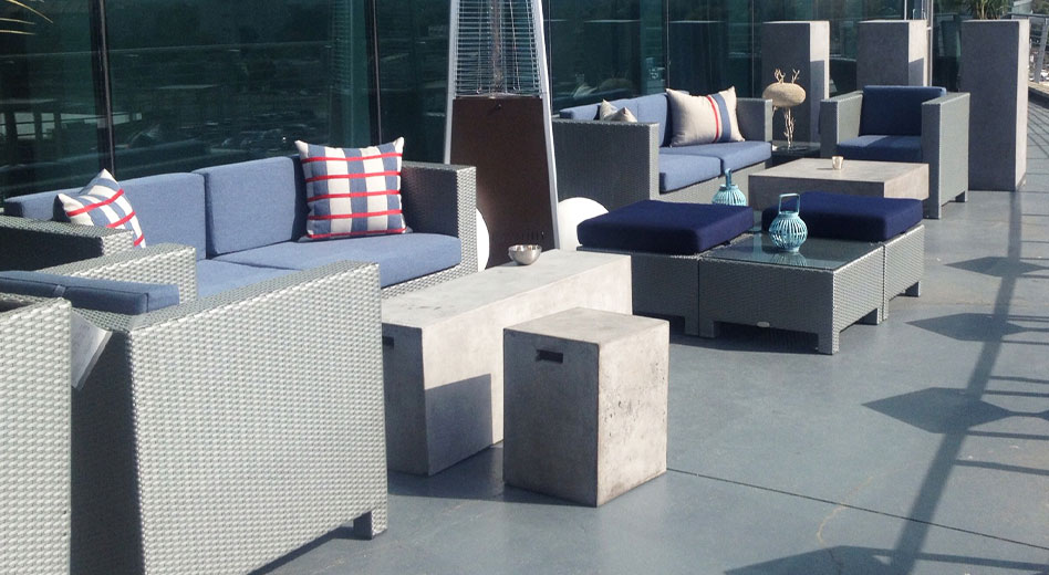 varios muebles al aire libre