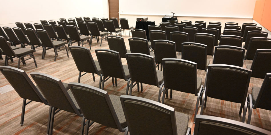 Chaises dans la salle de conférence