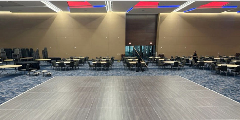 Chaises et tables dans la salle de conférence