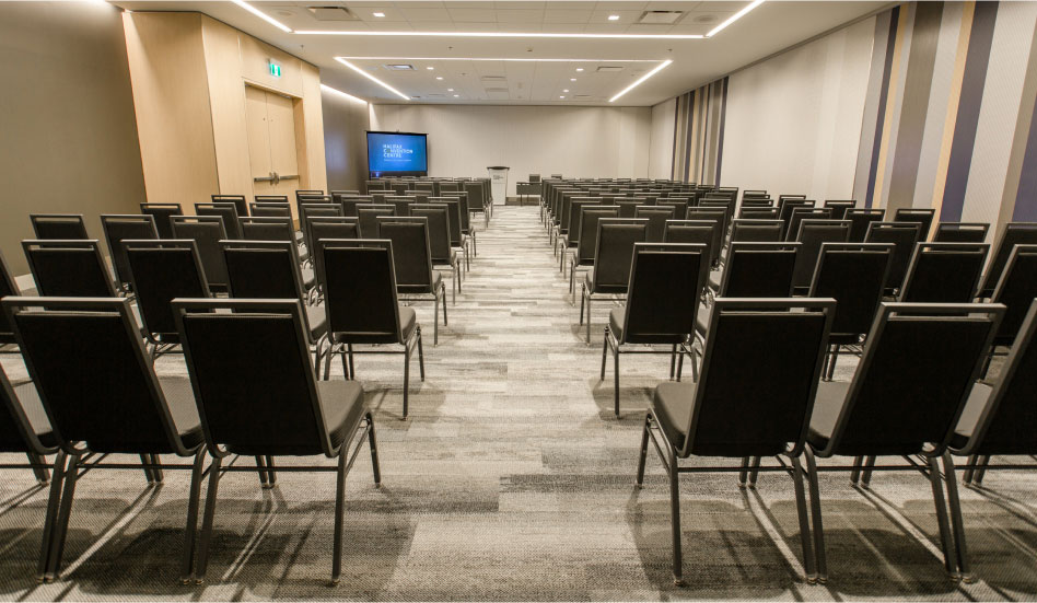 Rangées de chaises dans la salle de conférence