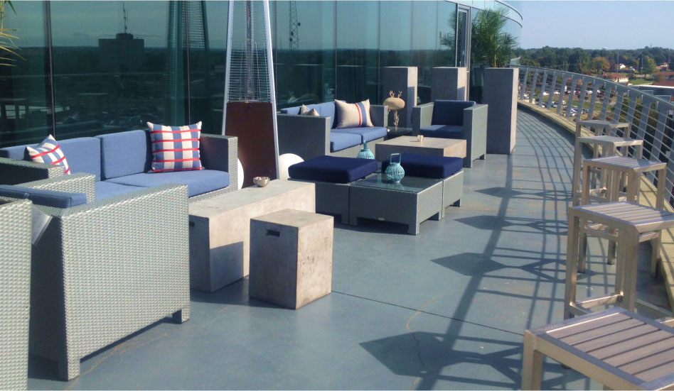 Configuración de muebles de exterior en un patio grande