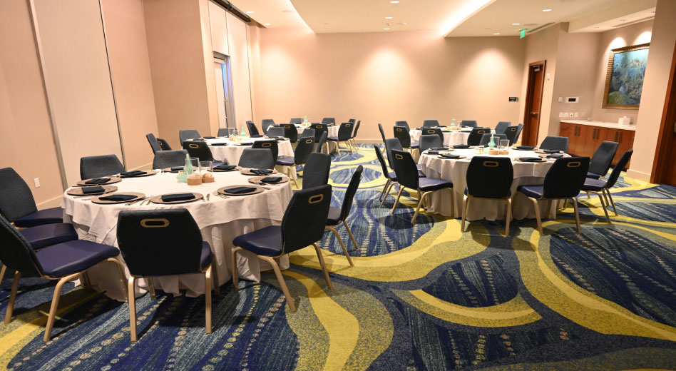 Cadeiras e mesas para banquetes no salão de banquetes