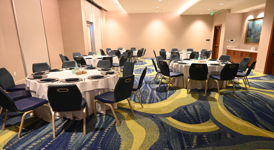 Chaises et tables de banquet dans la salle de banquet