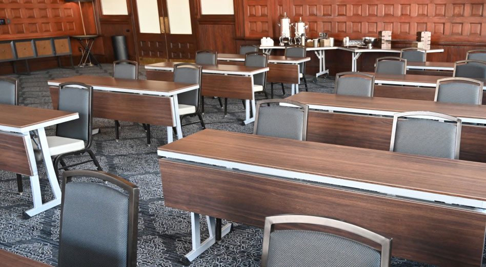 Cadeiras e mesas para banquetes no salão de banquetes