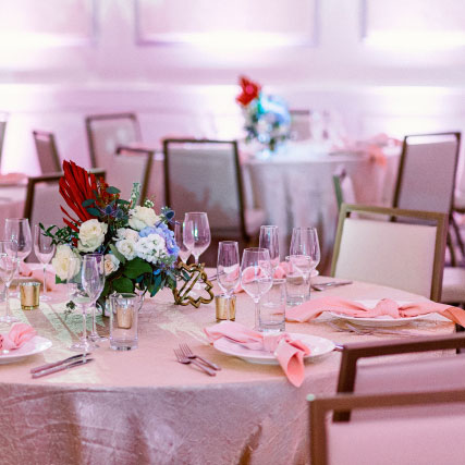 Installation de chaises de banquet autour des tables