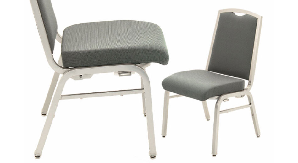 Dos sillas de banquete que muestran los ángulos de las esquinas frontal y lateral