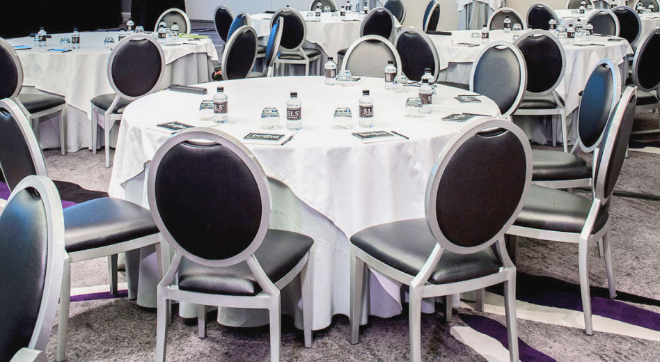 Disposición de sillas para banquetes alrededor de las mesas