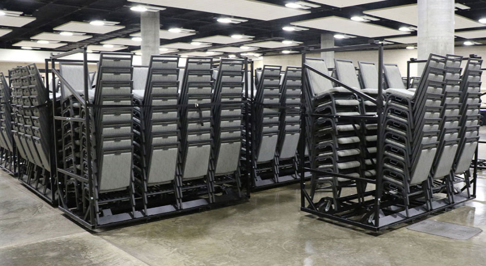 Fileiras de cadeiras empilhadas em carrinhos