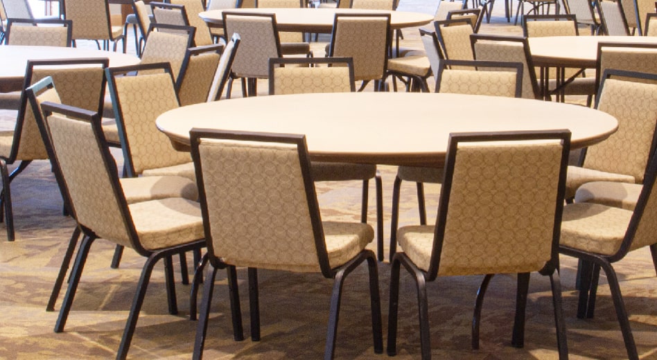 Mesa redonda ABS cercada por cadeiras de banquete MityLite