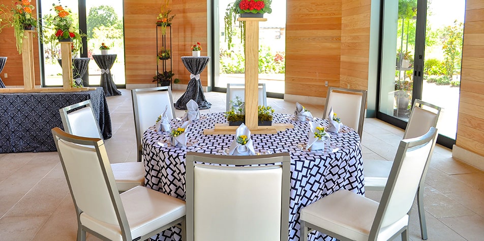 Ambiente de banquete simples e vibrante com cadeiras MityLite