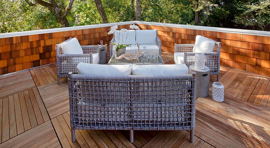 Canapé et fauteuils d'extérieur Palm sur une terrasse extérieure