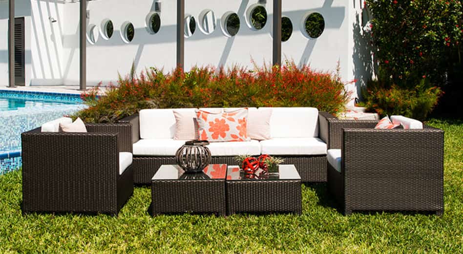 Sofa und Stühle aus Birke in einer Umgebung mit Gras am Pool