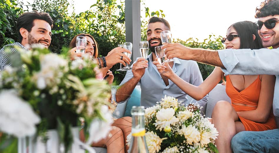 Gruppo di persone sedute in un patio esterno