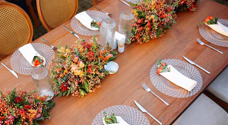 Fotografía de una elegante mesa dispuesta sobre una mesa de madera.