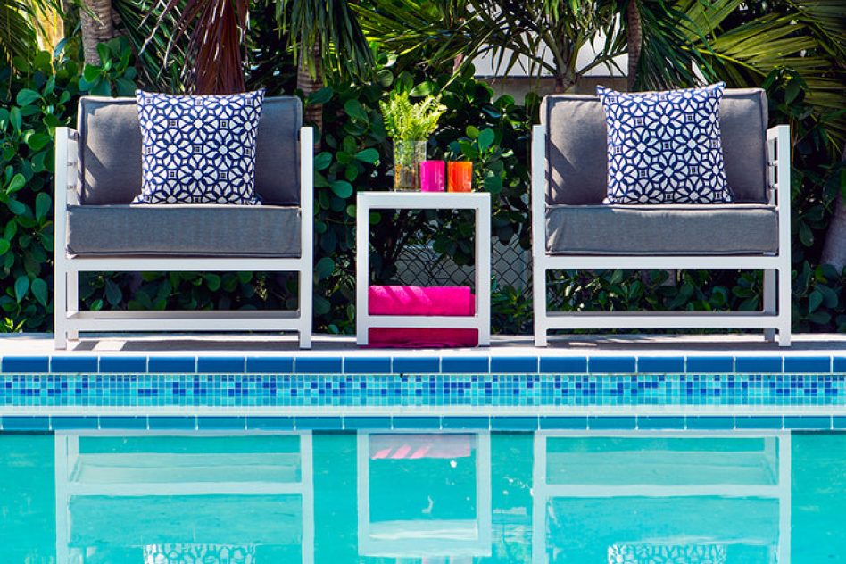 Fauteuils en frêne au bord de la piscine