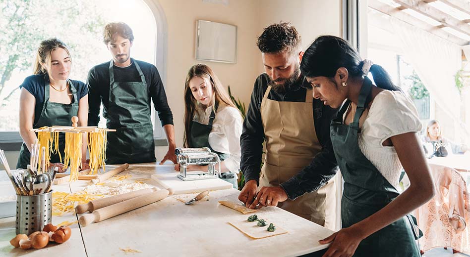 Pequeño grupo disfrutando de una clase de elaboración de pasta.