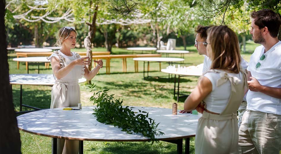 Una coordinadora de eventos instruyendo a su equipo