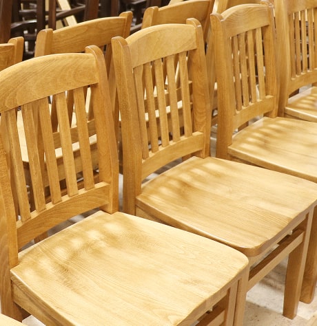 Une rangée de chaises en bois finies