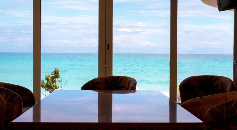 La vista da un ristorante che si affaccia sulla spiaggia con le finestre chiuse