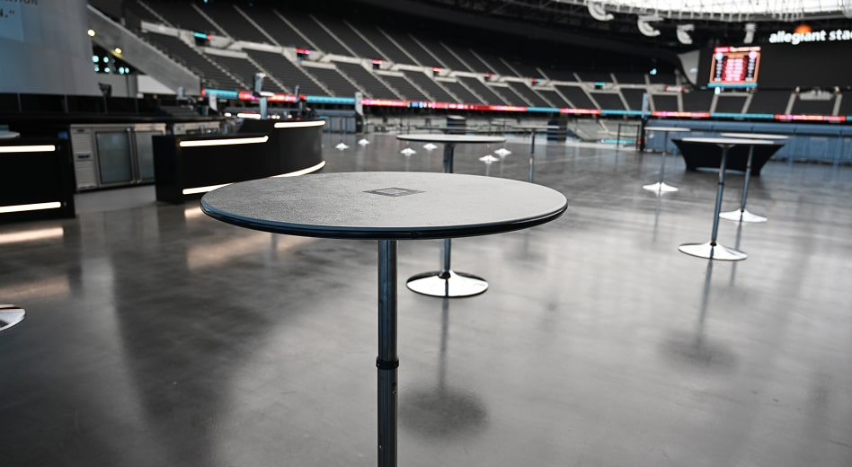 Des tables de cabaret ABS ont été installées pour transformer un espace d'arène supplémentaire en espace de réception