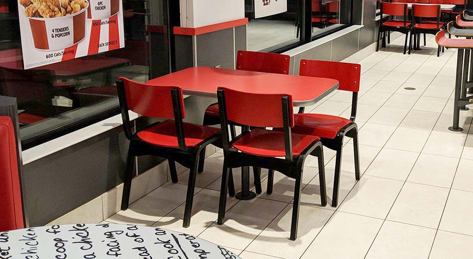 Cadeiras de fast food em um KFC