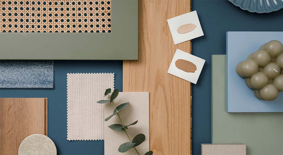 Mood board créé avec des textiles et des pièces de décoration intérieure dans différentes nuances de marron, crème, vert et bleu.