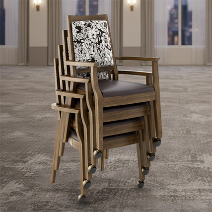 Le fauteuil empilable Dallas dans une salle de banquet vide