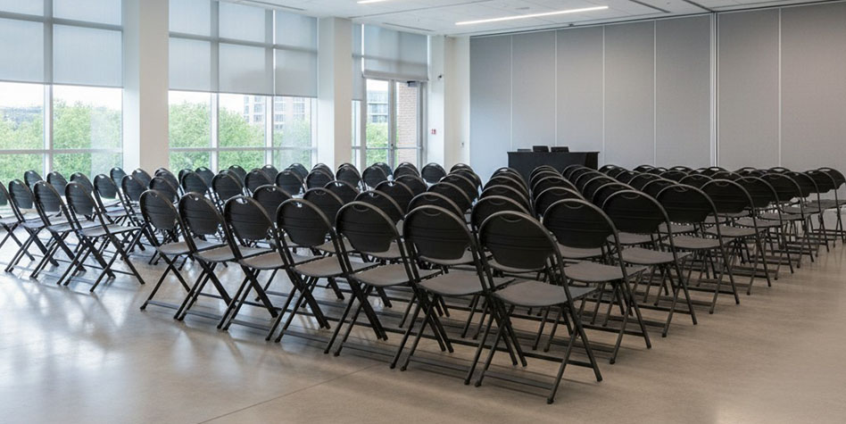 Representación de sillas Swiftset alineadas en un salón de eventos bien iluminado