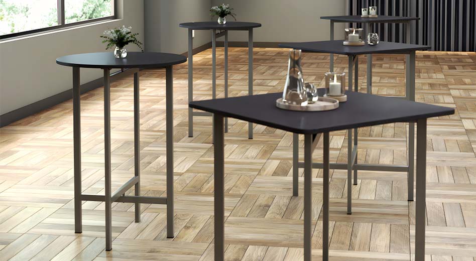 Mesas de coquetel Elevare de diversos formatos, dispostas em um moderno salão de baile.
