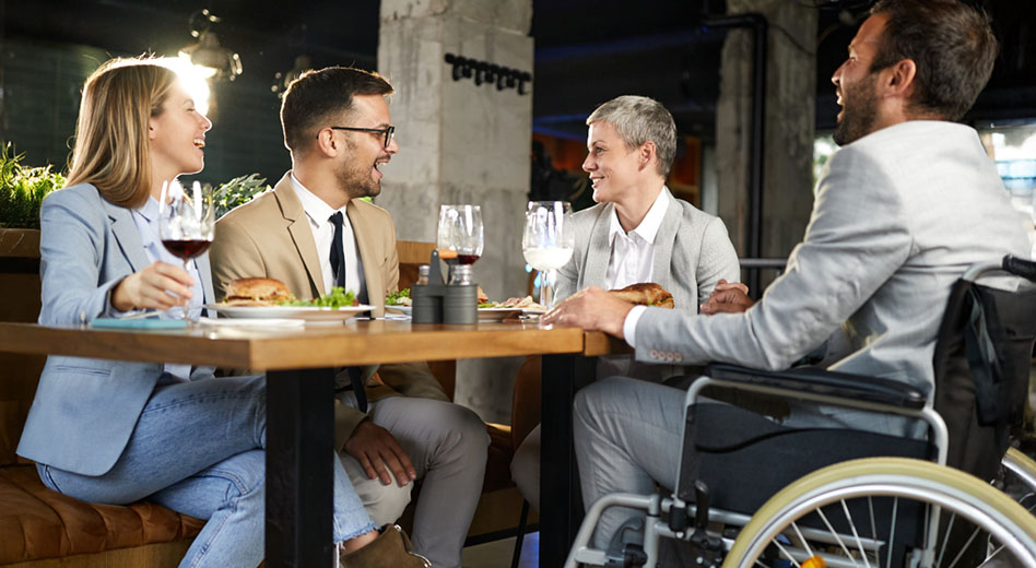 Compañeros disfrutando de una cena juntos
