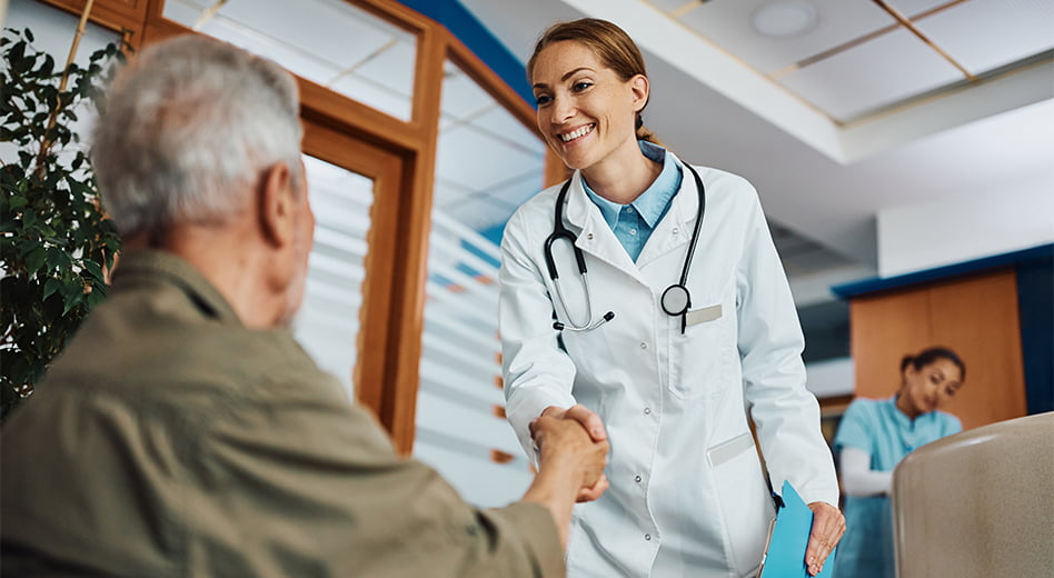 Um médico cumprimentando um paciente em uma sala de espera.