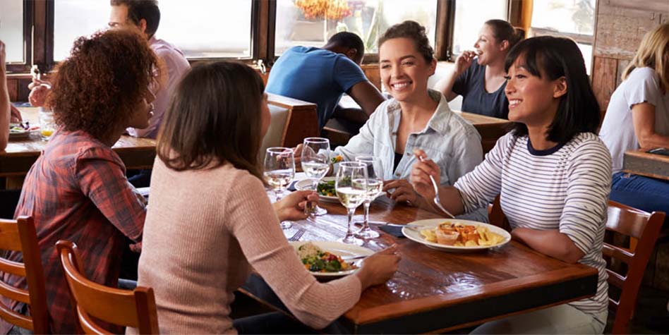 Você deve escolher cadeiras de madeira ou estofadas para o seu restaurante?